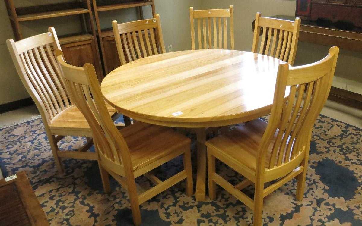 Appraisal: ROUND MAPLE DINING TABLE AND CHAIR SET WITH TWO LEAVES