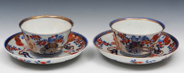 Appraisal: A pair of Japanese imari tea bowls th Centurywith saucers