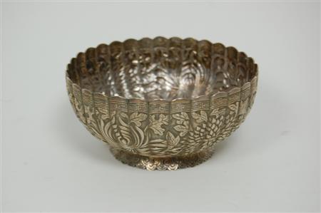 Appraisal: A Chinese export bowl of simple fluted form with all