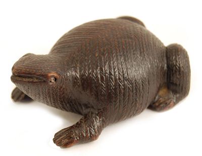 Appraisal: An early th century treen 'frog' snuff box with allover