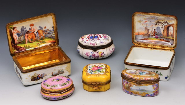 Appraisal: Two continental porcelain possibly German snuff boxeseach with interior painted