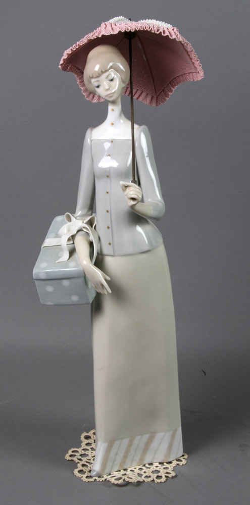 Appraisal: - Lladro Figurine of Lady Lladro figurine of a lady