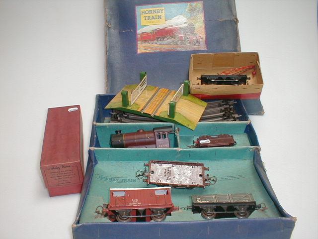 Appraisal: Hornby O gauge No level crossing No buffer stop cement