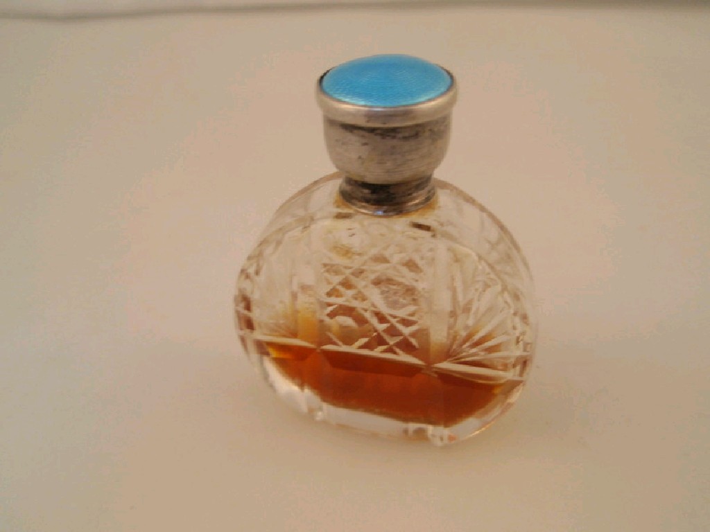 Appraisal: A cut glass small scent bottle with a silver and