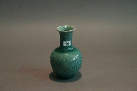 Appraisal: A green Chinese crackle long neck vase