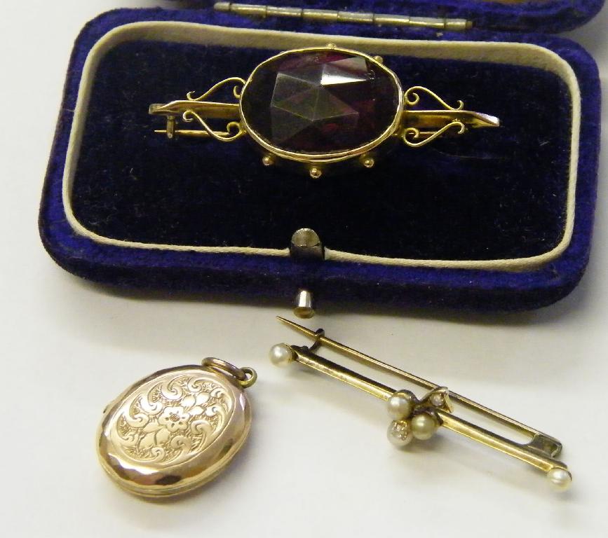 Appraisal: Yellow metal bar brooch mounted with pearls and clear stones