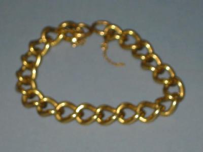 Appraisal: A CT GOLD BRACELET comprising flattened curb links missing padlock