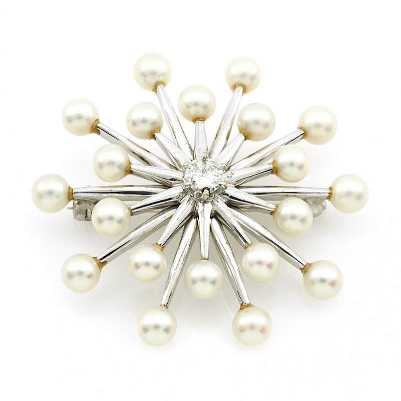 Appraisal: k White gold pearl and diamond brooch k White gold