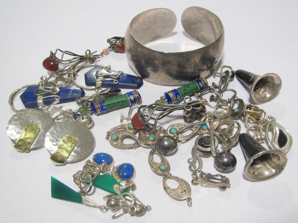 Appraisal: Twelve pairs of silver earrings with lapis lazuli cornelian green