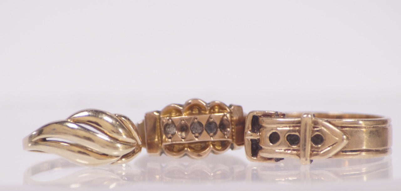 Appraisal: A ct gold 'belt' ring and two other ct gold