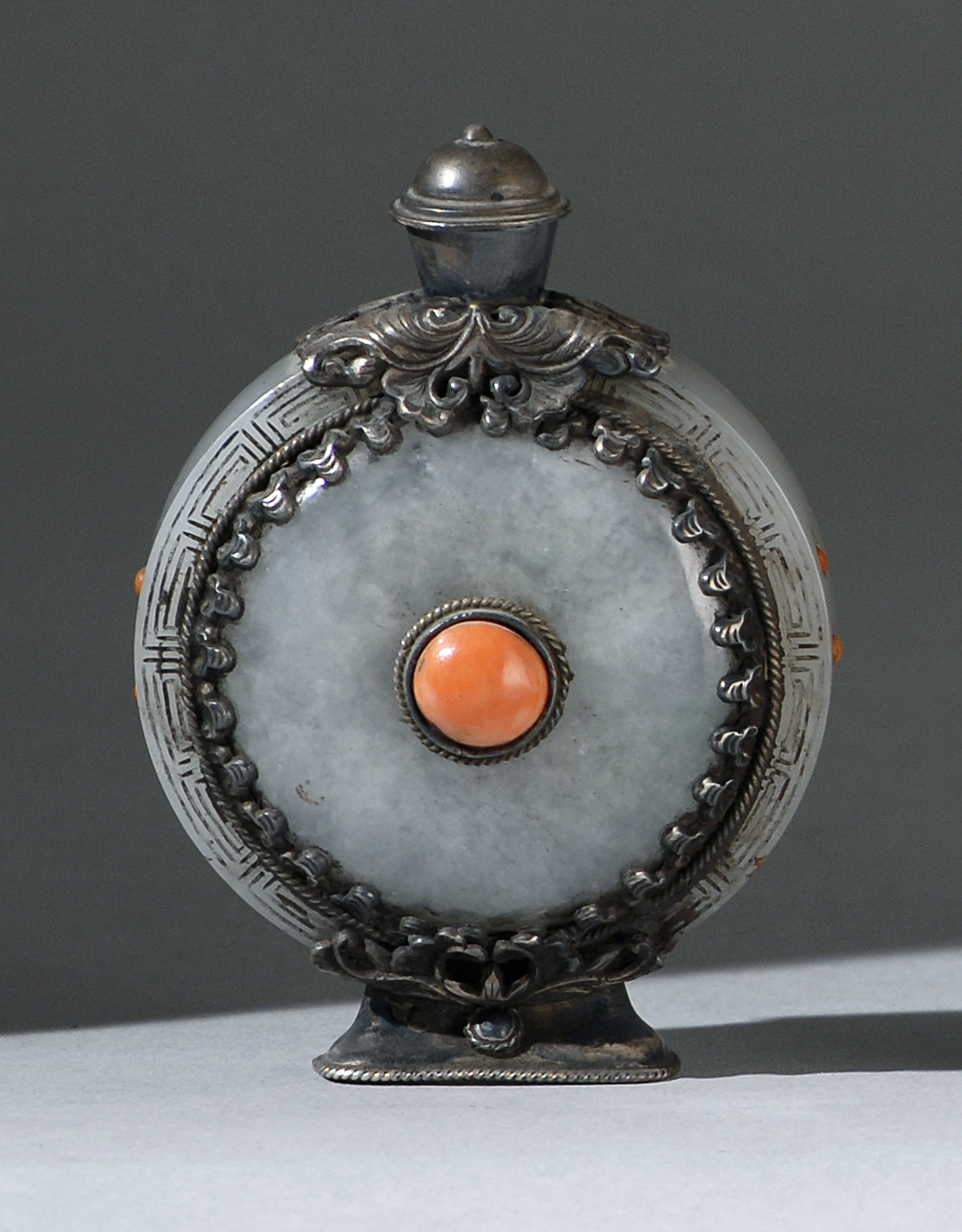 Appraisal: FINE GRAY JADE SNUFF BOTTLE In pilgrim flask form with