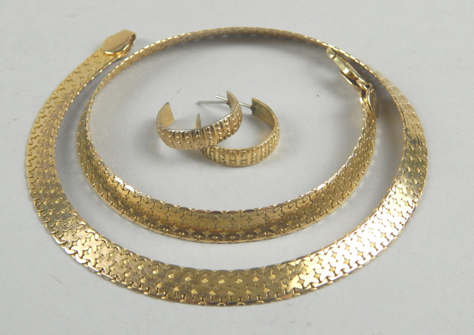 Appraisal: A ct gold necklace and earrings set in criss cross