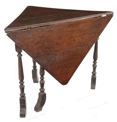 Appraisal: A Queen Anne oak corner gateleg table the triangular top