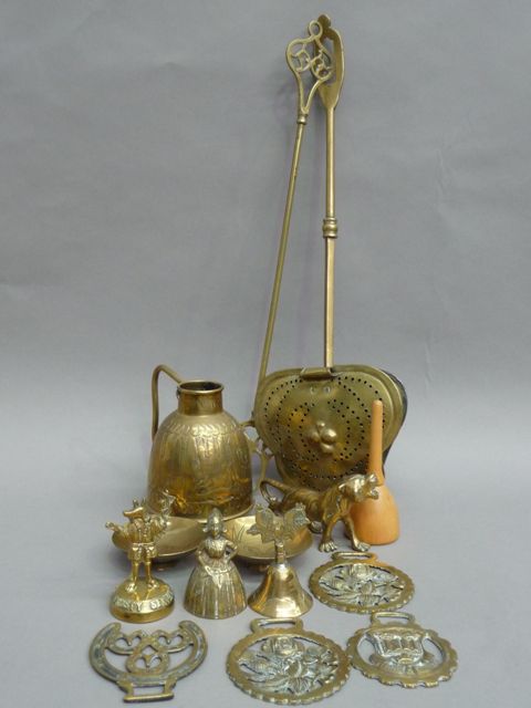 Appraisal: A quantity of th century and later brass ware comprising