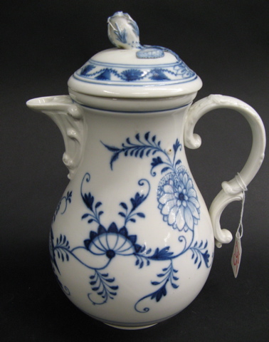 Appraisal: GERMAN MEISSEN PORCELAIN COFFEE POT in the Blue Onion pattern