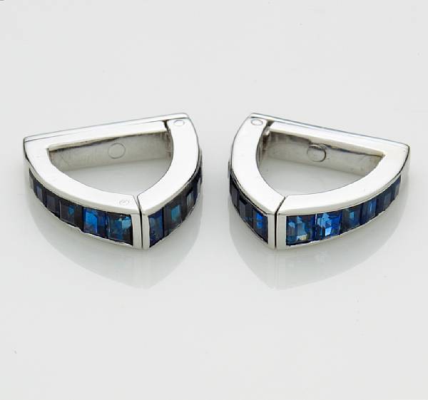 Appraisal: A pair of sapphire cufflinks each with a single row