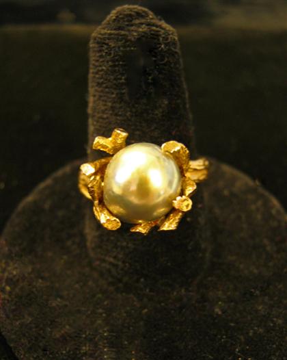 Appraisal: karat yellow gold and black pearl ringOff round pearl set