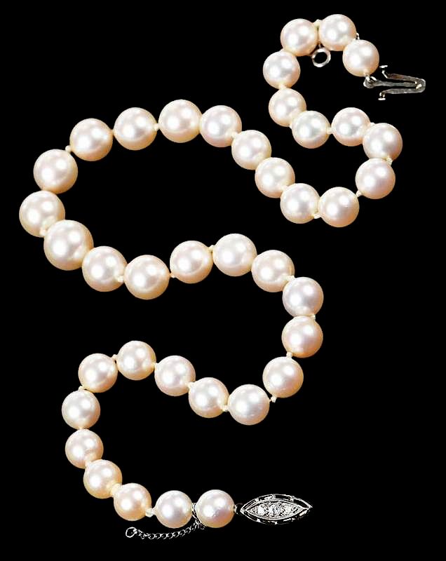 Appraisal: kt Gold Pearl Necklace knotted pearls ranging from approx to