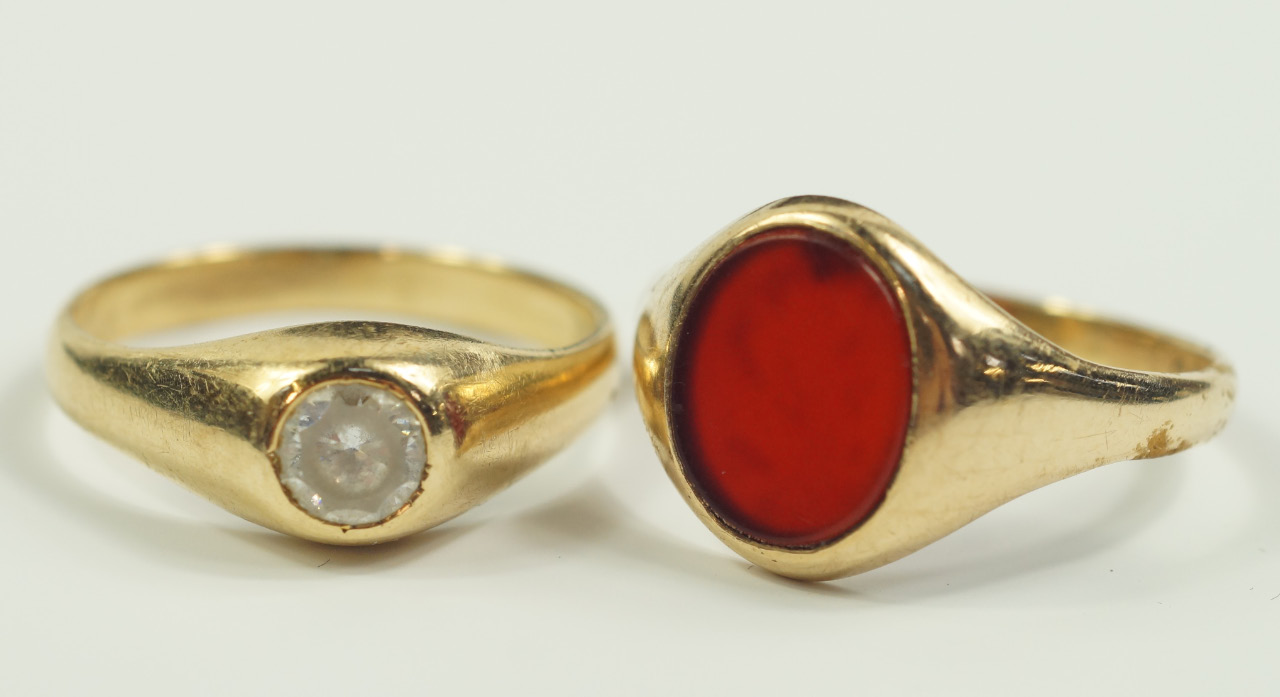 Appraisal: A gentleman's ct and oval Cornelian set signet ring size