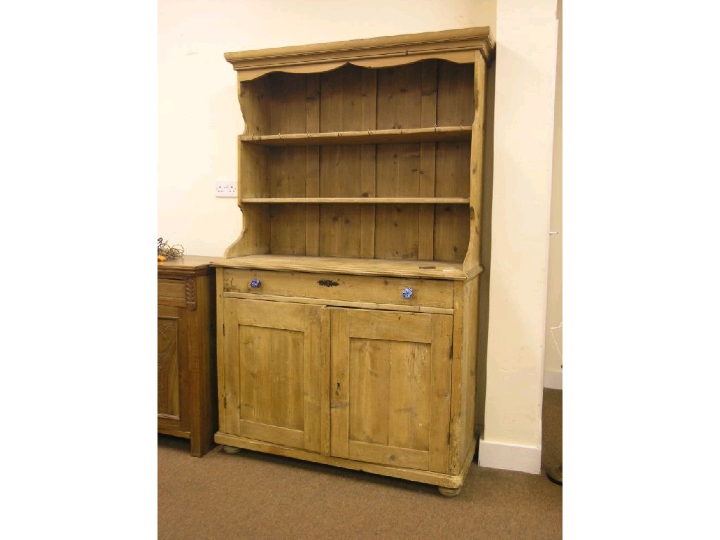 Appraisal: A Victorian stripped pine kitchen dresser plate rack with two