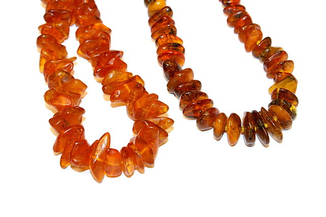 Appraisal: AN AMBER BEAD NECKLACE with irregular semi polished graduated beads