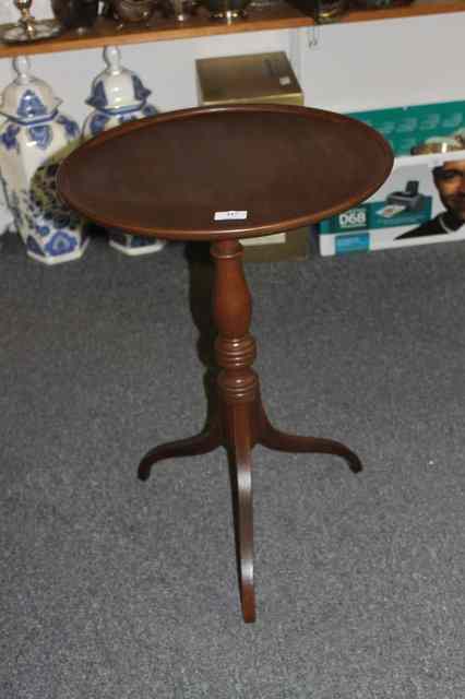 Appraisal: A TH CENTURY MAHOGANY OCCASIONAL TABLE with circular top turned