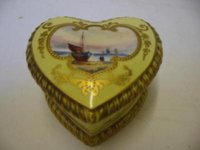 Appraisal: A ROYAL CROWN DERBY PORCELAIN TRINKET BOX AND COVER dated