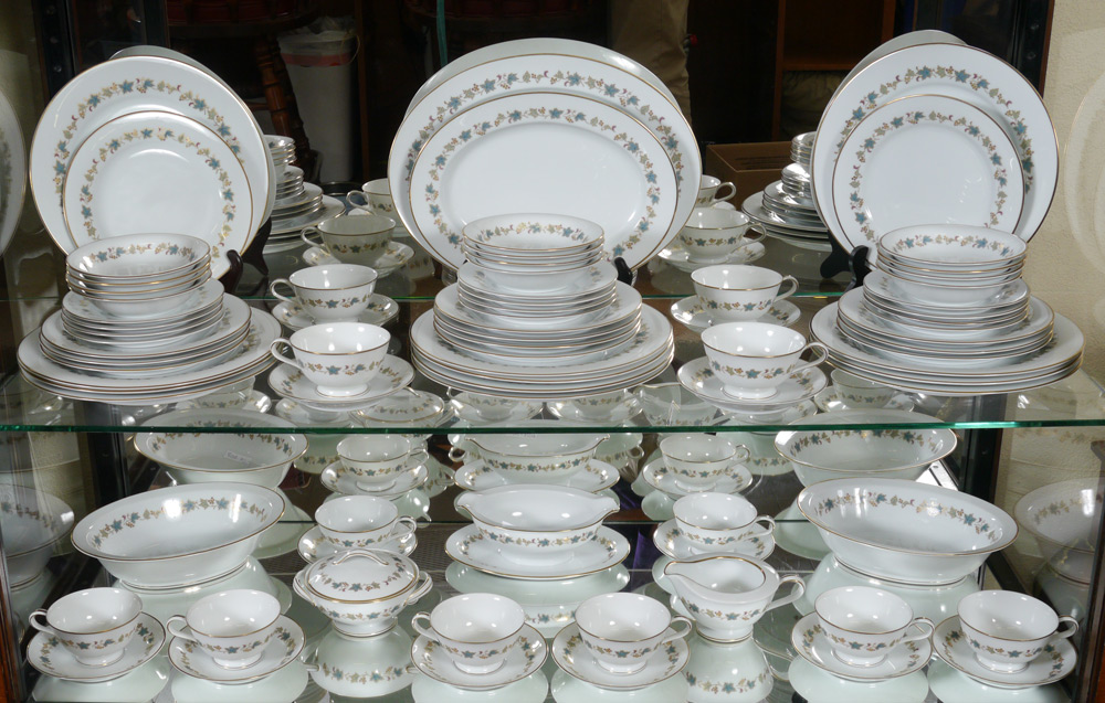 Appraisal: NORITAKE FINE CHINA IN THE GOLDVINE PATTERN piece service for