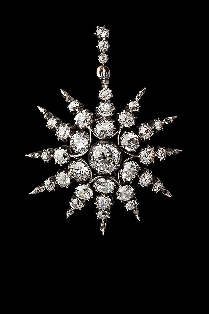 Appraisal: A VICTORIAN DIAMOND STAR BROOCH PENDANT the principal old brilliant-cut