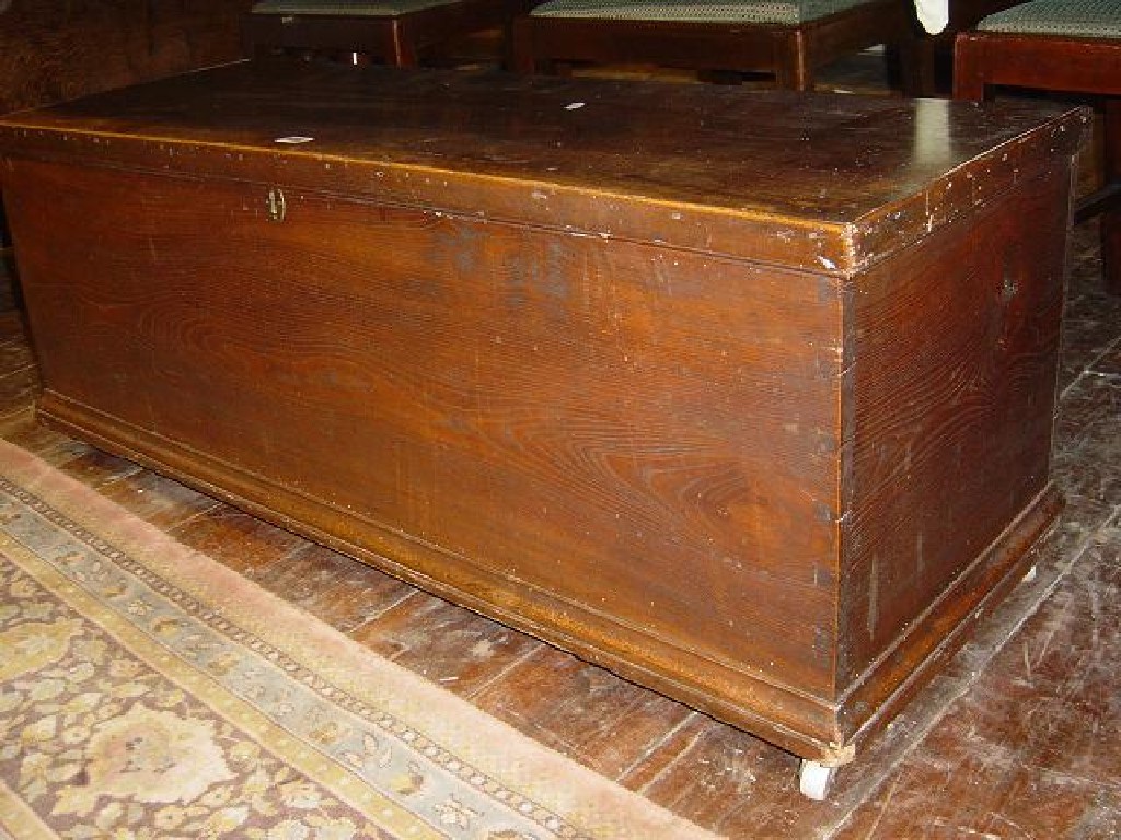 Appraisal: A Georgian elm blanket box with candle box to interior