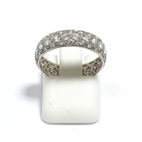 Appraisal: A DIAMOND RING circa White gold Classic band ring set