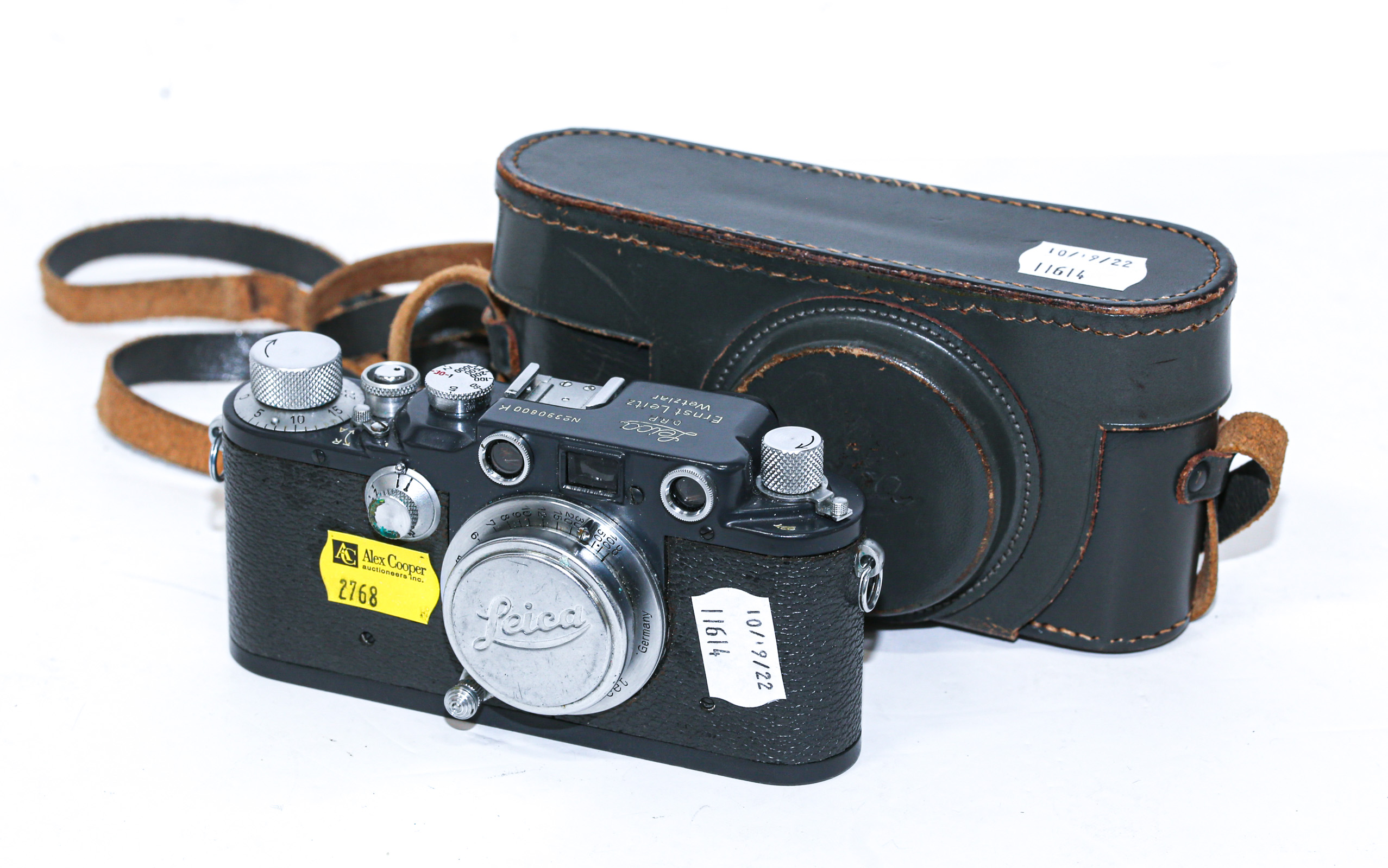 Appraisal: VINTAGE LEICA CAMERA WITH CASE No K Leica D R