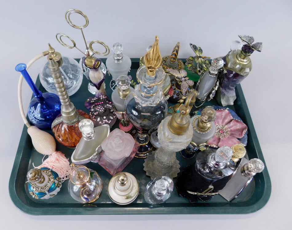 Appraisal: A large quantity of scent bottles to include some with