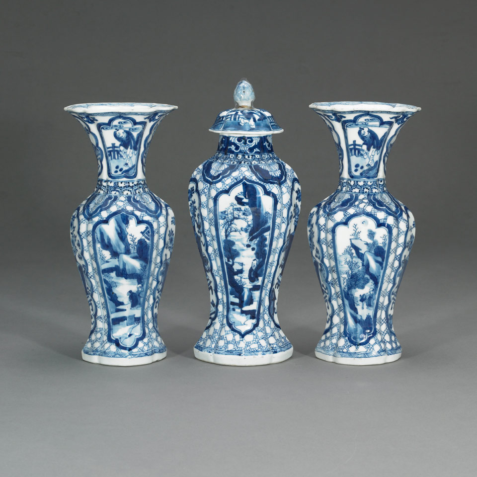 Appraisal: Three Export Blue and White Garniture Vases Qing Dynasty th