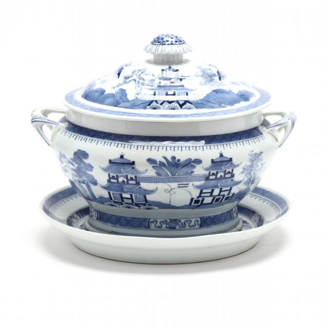 Appraisal: A CHINESE EXPORT PORCELAIN BLUE CANTON STYLE SOUP TUREEN AND