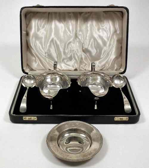 Appraisal: A pair of George VI silver oval sauce boats with