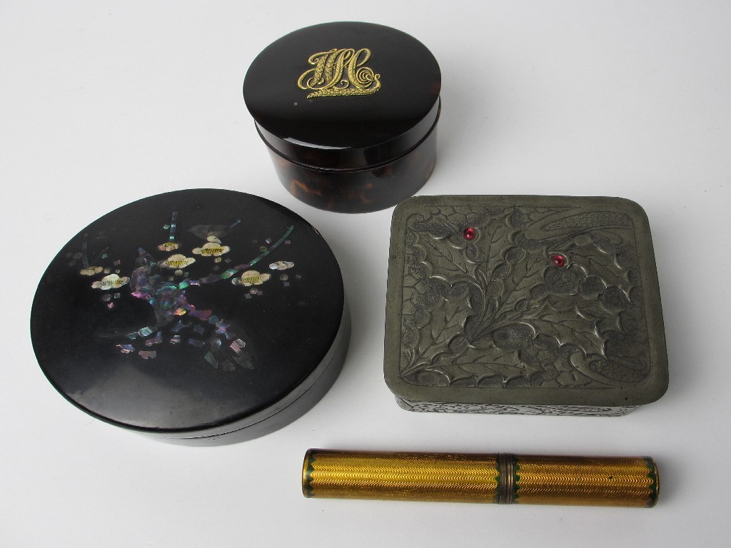 Appraisal: A tortoiseshell circular powder box with gilt metal monogram HJC