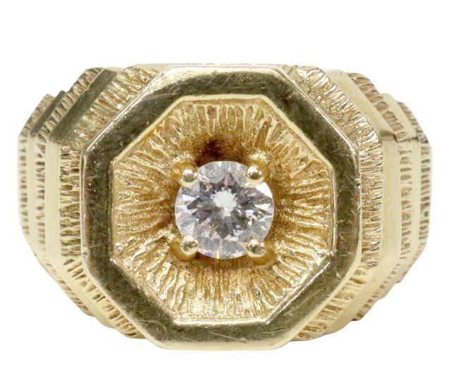 Appraisal: Gent's kt yellow gold ring comprising center round brilliant diamond