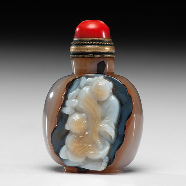 Appraisal: Chinese th century A square agate snuff bottle with rounded