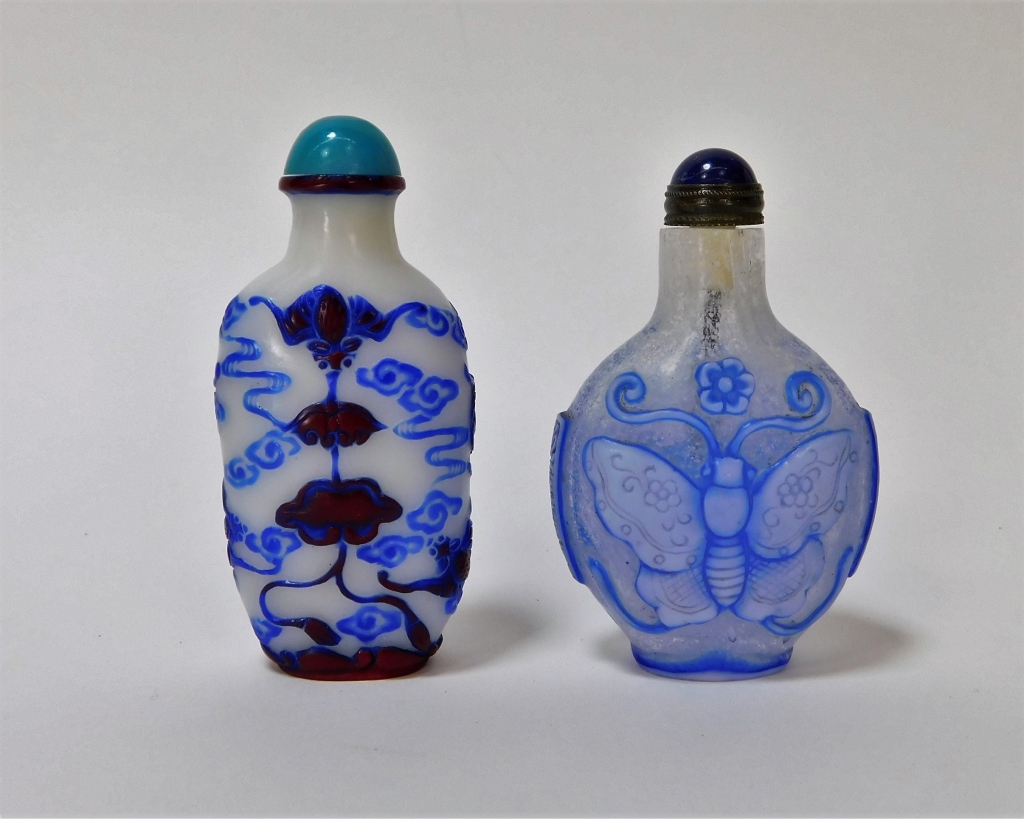 Appraisal: PC CHINESE OVERLAY PEKING GLASS BAT SNUFF BOTTLES China th