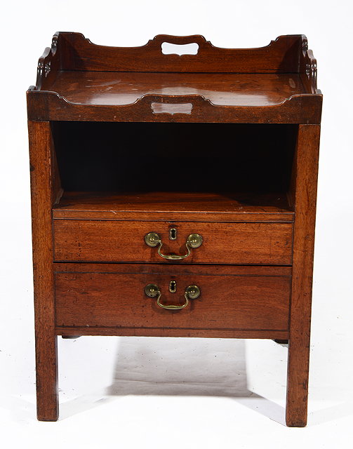 Appraisal: A TH CENTURY MAHOGANY TRAY TOP COMMODE with pierced carrying