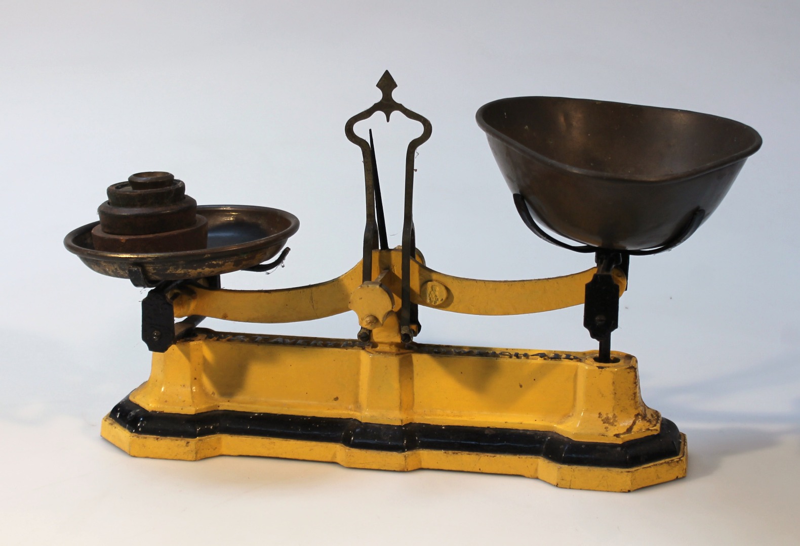 Appraisal: A set of early thC Avery table scales with brass