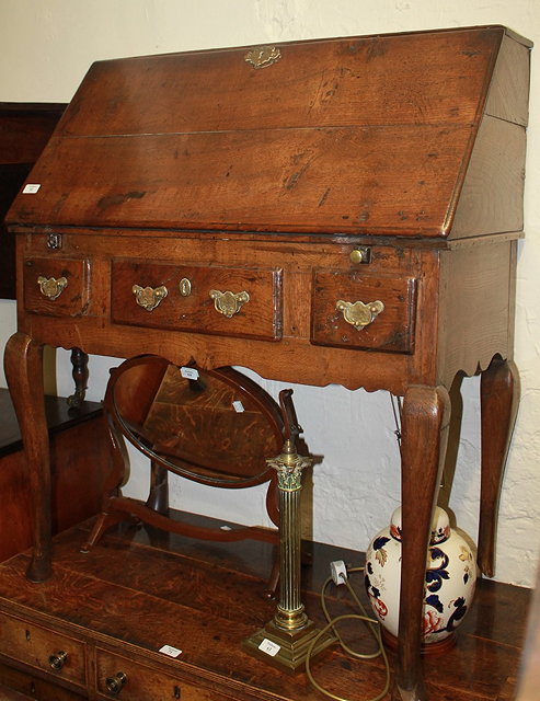 Appraisal: AN TH CENTURY OAK BUREAU with fall front fitted three