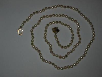 Appraisal: A CULTURED PEARL NECKLACE the uniform single strand on ct