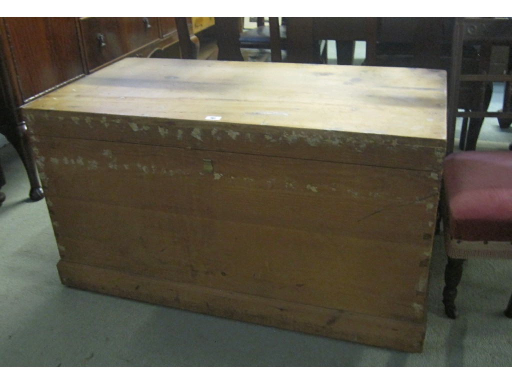 Appraisal: Lot comprising pine blanket box and three occasional chairs