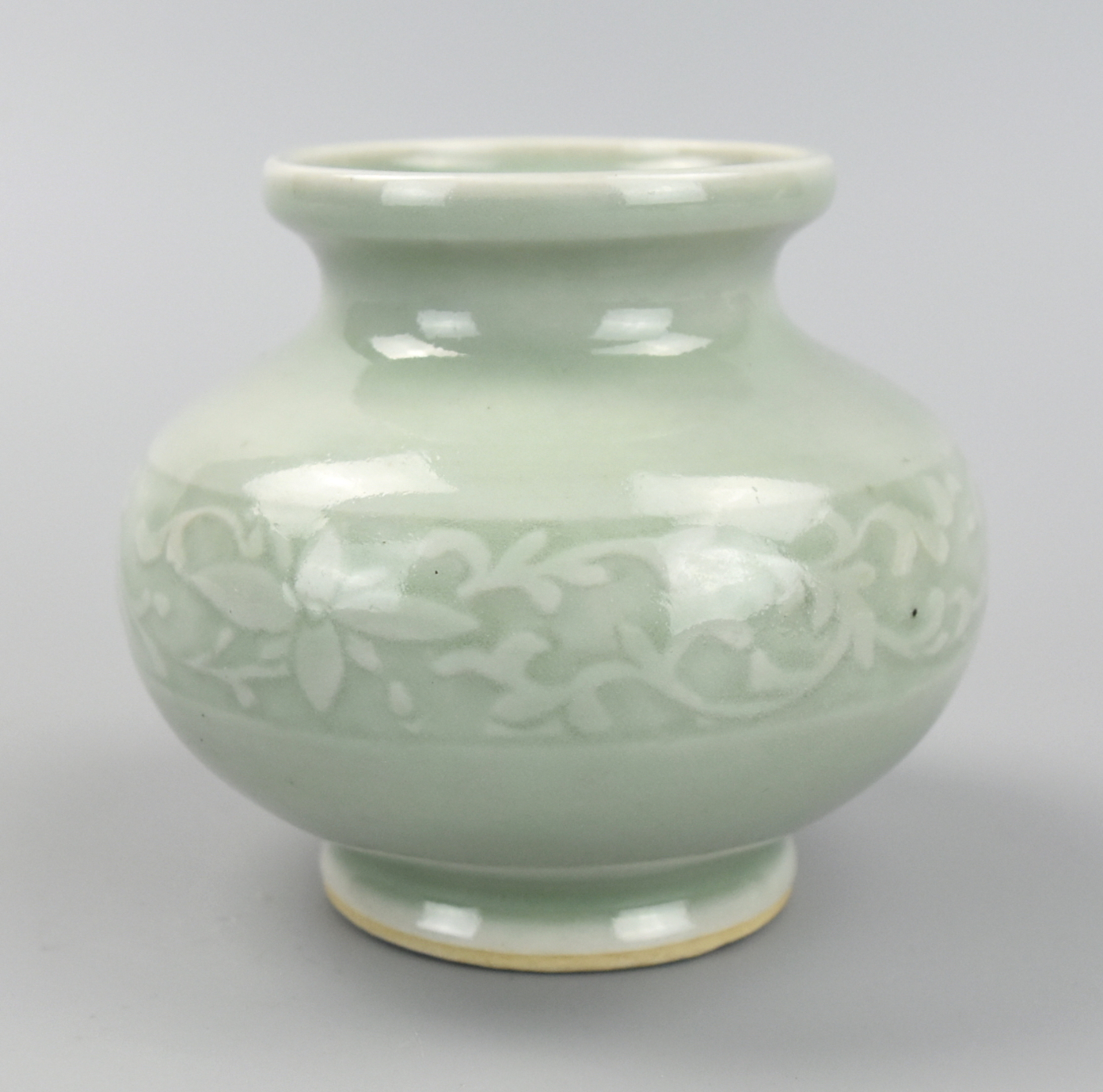 Appraisal: CHINESE MINT GREEN VASE TH C A Chinese th C