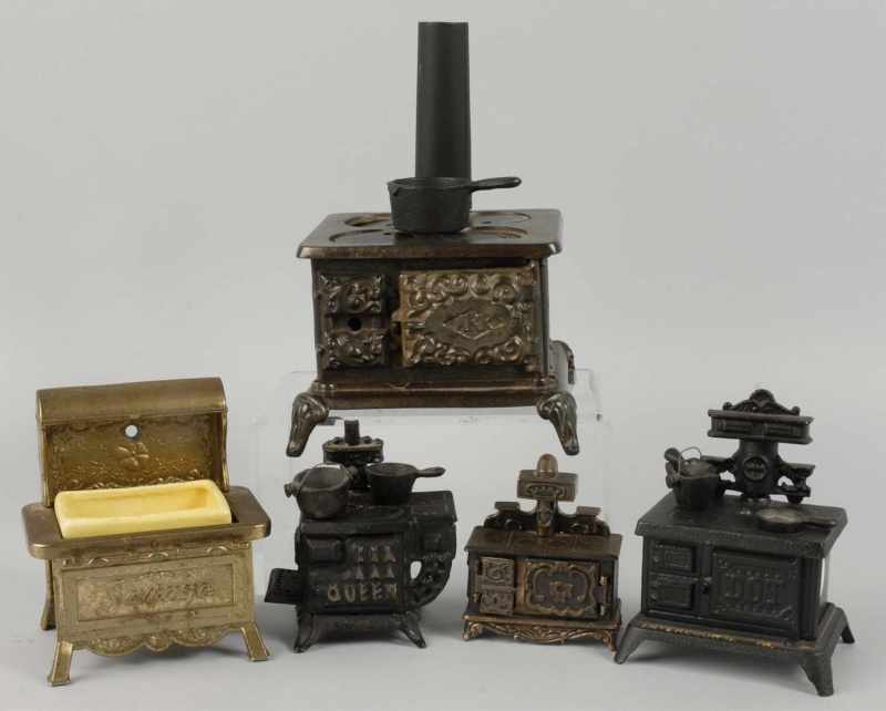 Appraisal: Lot of Cast Iron Metal Children's Stoves Description Includes one