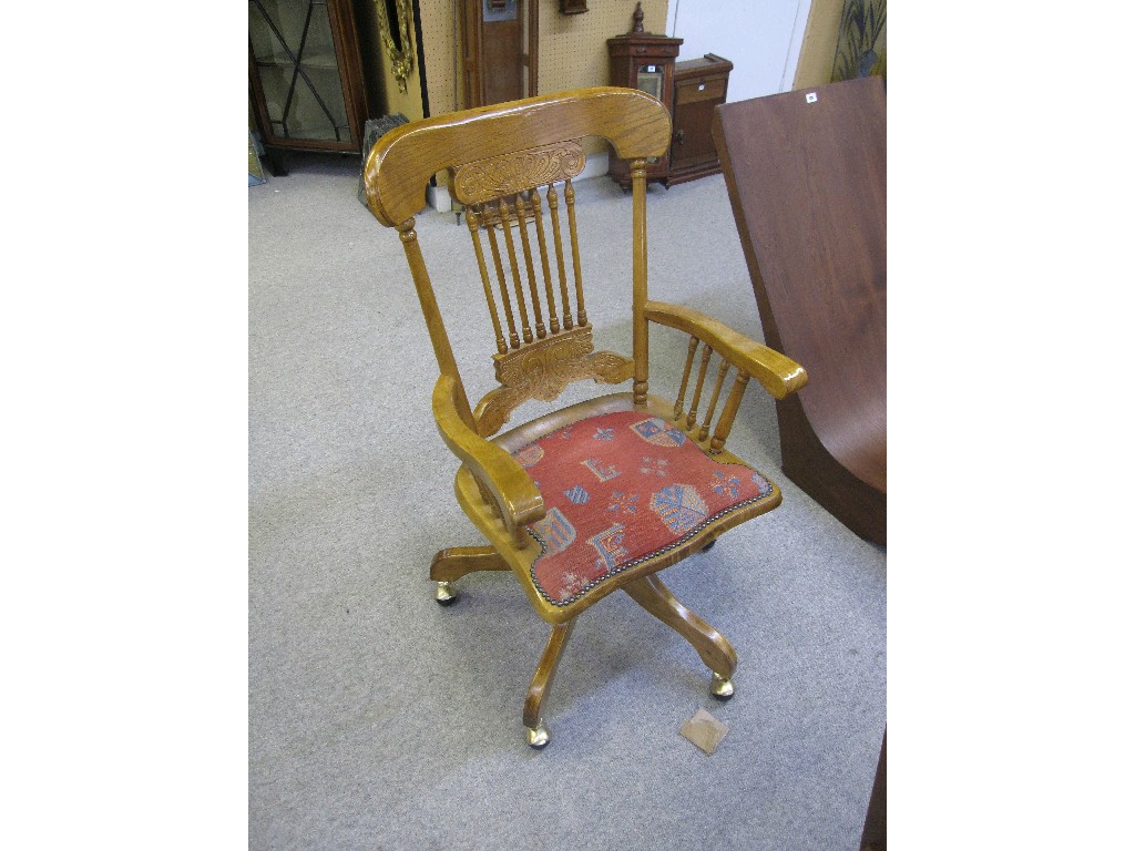 Appraisal: Oak spindleback swivel chair