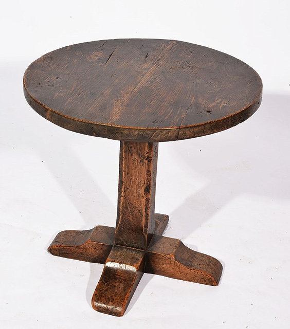 Appraisal: AN OAK CIRCULAR OCCASIONAL TABLE on block type supports cm