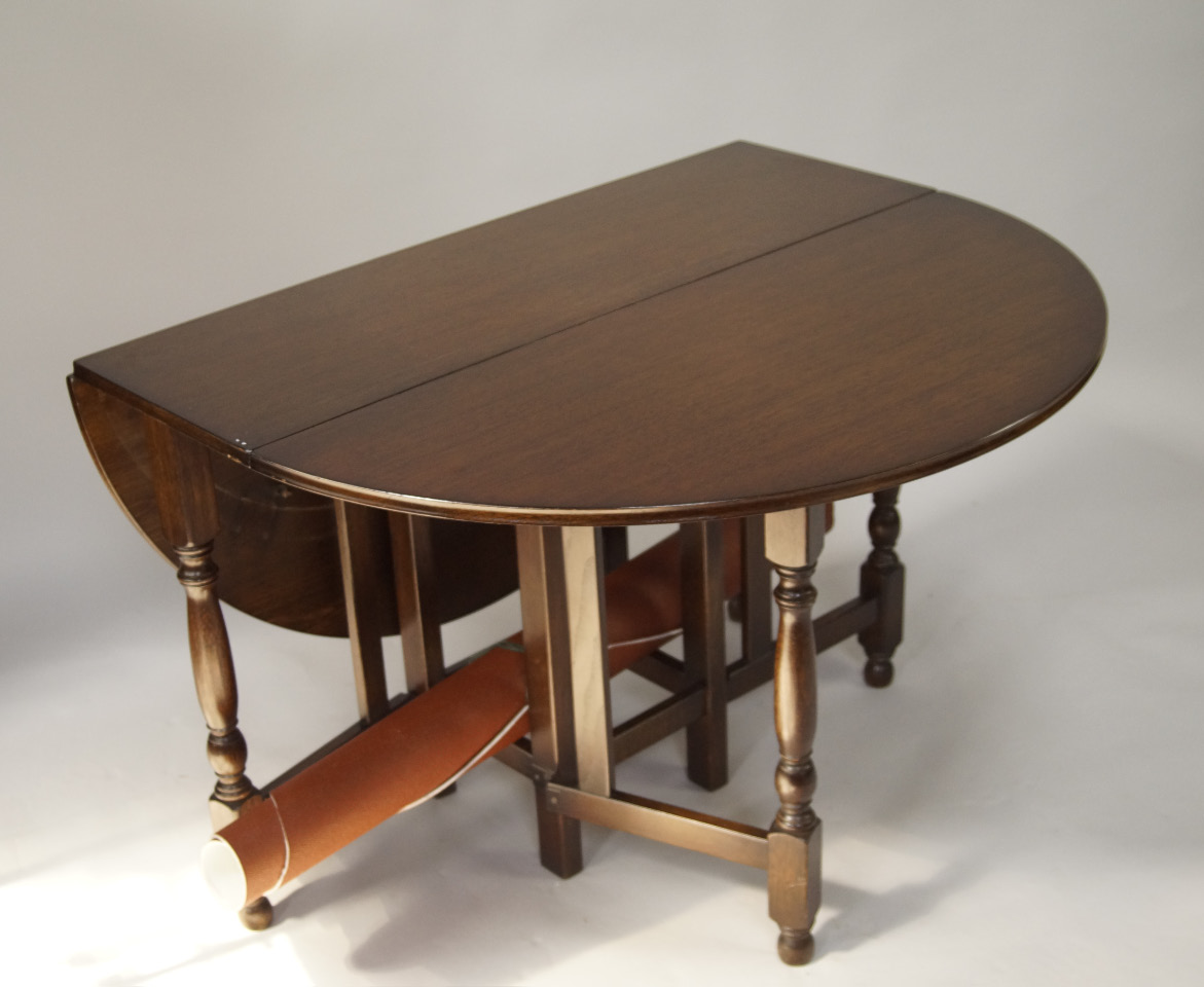 Appraisal: A reproduction oak gateleg table and six ladderback chairs The